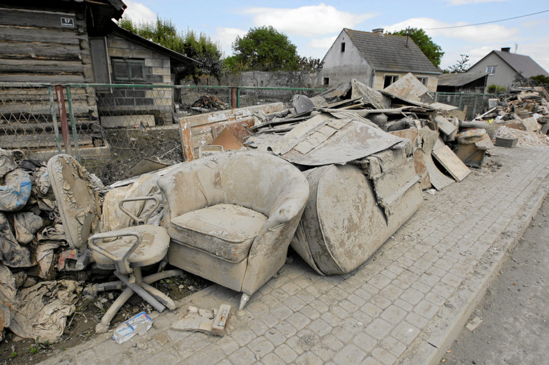 Zniszczone sprzęty domowe po ustąpieniu wody, Sandomierz, czerwiec 2010