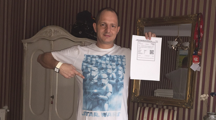 Főmunkatársunk, Koós
Szabolcs a Star Wars pólójában
és a szlovák jegyével indulás előtt