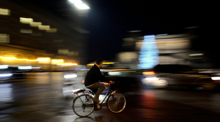 Egy kerékpáros Rómában, a Velence téren / Fotó: AFP