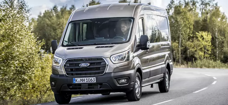 Ford Transit po modernizacji – inny wygląd i "miękka hybryda"