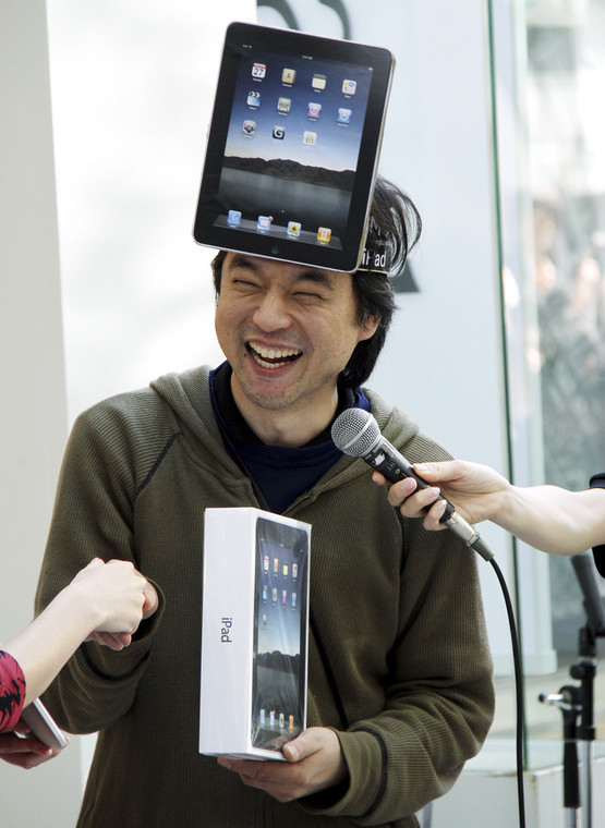 Kazuki Miura - pierwszy nabywca iPada w Japonii - cieszy się po zakupie tabletu