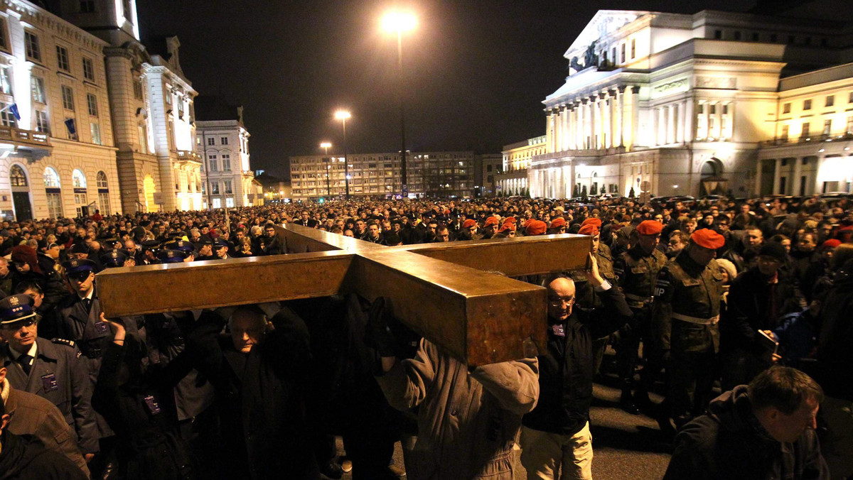 Wielkanoc tuż, tuż. W związku z tym, jak co roku, w ciągu kilku najbliższych dni ulicami Warszawy przejdzie kilka procesji drogi krzyżowej oraz procesje rezurekcyjne. To może powodować czasowe utrudnienia w ruchu. Spodziewać się ich można m.in. Śródmieściu, na Bielanach i w Ursusie.