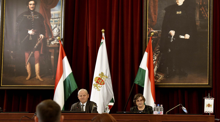 Tarlós István főpolgármester és Sárádi Kálmánné főjegyző a Fővárosi Közgyűlés ülésén / Fotó: MTI Bruzák Noémi