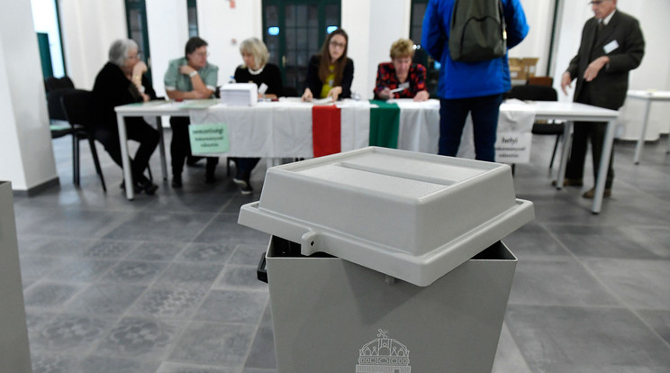 Az első szavazó és a szavazatszámláló bizottság tagjai urnazárás előtt a XII. kerületi Zugligeti Általános Iskolában kialakított 53-as szavazókörben 2019. október 13-án / Fotó: MTI/Koszticsák Szilárd