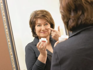 Jolanta Zwolińska (71 lat) w branży kosmetycznej zaczynała w latach 80. bez żadnego doświadczenia biznesowego. Jolanta Zwolińska, tworząc kolejne swoje marki, poznała ten rynek         z każdej strony. Dziś produkuje kosmetyki dla kobiet po 40. roku życia.