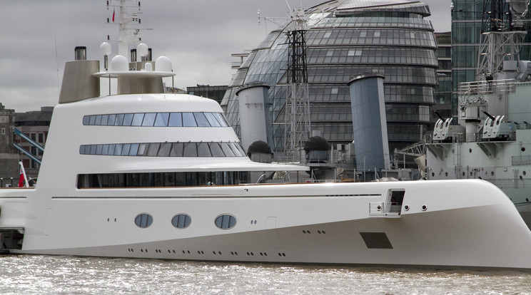 Superyacht Londonban / Fotó: NORTHFOTO