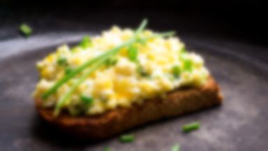 Pasta jajeczna – przepis na smaczny i sycący dodatek do kanapek