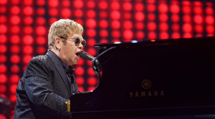 Elton úgy felhúzta magát, hogy a szám kellős közepén viharzott le a színpadról /Fotó: Northfoto