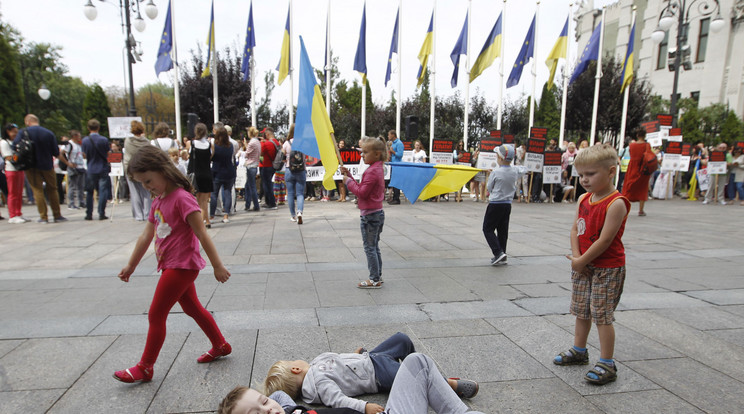 Oltásellenes tüntetés Kijevben - egy új ukrán törvény nem engedi közoktatási közösségbe a be nem oltott gyerekeket / Fotó: Northfoto