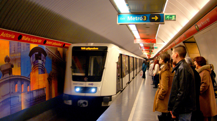 A 2-es metró kora reggel leállt, a szerelvények jókora késéssel közlekedtek /Fotó: MTI-Jászai Csaba