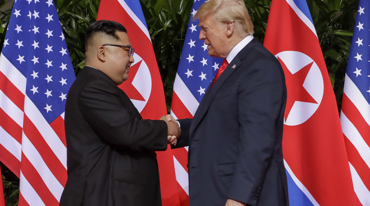 Kim Dzsongun és Donald Trump
első kézfogása /Fotó: MTI/AP Evan Vucci