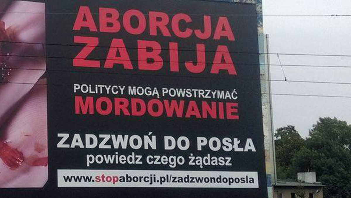 Na ścianie kamienicy przy ul. Wyszyńskiego na Śródce pojawił się ogromny plakat, przedstawiający aborcję w 11 tygodniu ciąży. Zakrwawiony płód na ludzkiej dłoni wzbudził dyskusję wśród mieszkańców, jak i radnych. - Osoby wrażliwe niech zadbają o to, żeby dzieci nie ginęły w ten sposób. Wtedy nie będzie potrzeby wieszania plakatów - mówi Onetowi Mariusz Dzierżawski z Fundacji "Pro - Prawo do życia".