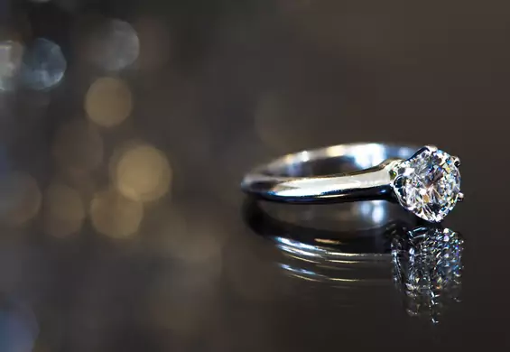 Na który palec wybranek włoży ci pierścionek zaręczynowy? Sprawdź, czy to ten właściwy