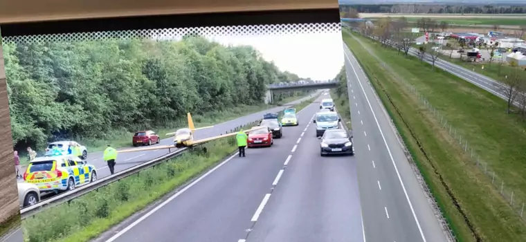 Samolot na środku autostrady w Wielkiej Brytanii. Pilot musiał lądować