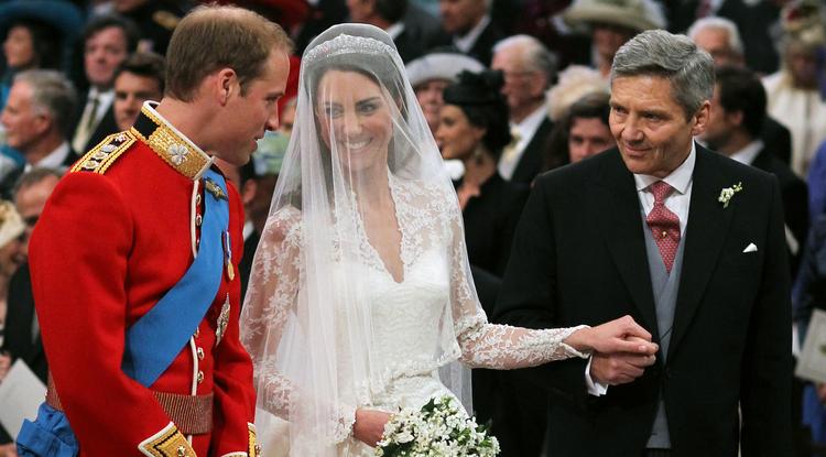 Kate édesapjával és férjével a ceremónián Fotó: Getty Images