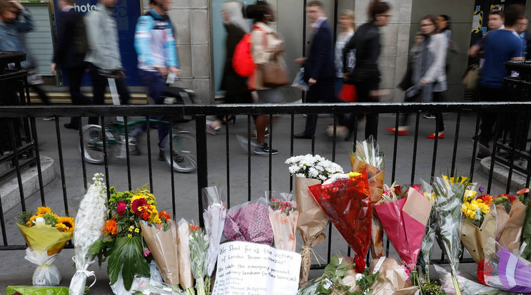A gyász virágai az egyik londoni helyszínen / Fotó: AFP