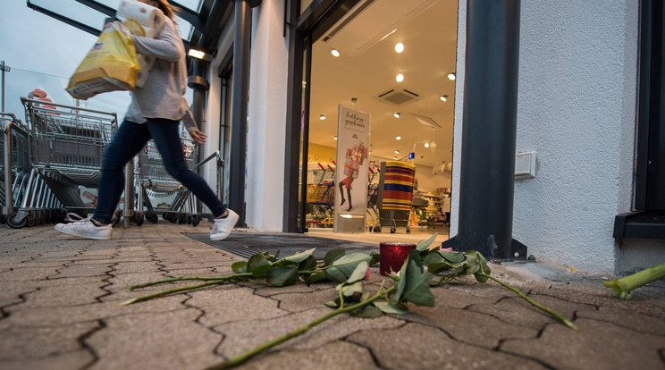 Virágok a tragédia helyszínén / Fotó: AFP