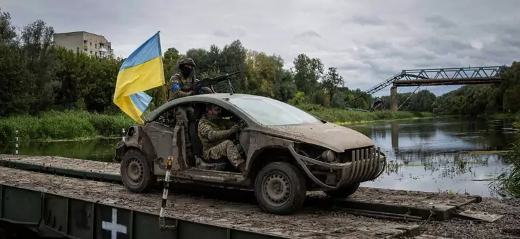W Ukrainie przerobili kabriolet na auto bojowe. Trudno poznać co to za model