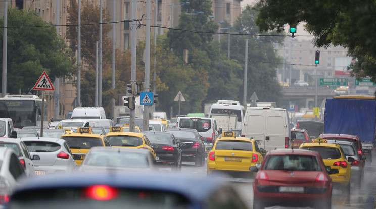 Özönlenek az autók Budapestre, már nincs hova parkolni / Fotó: Ras-Archívum