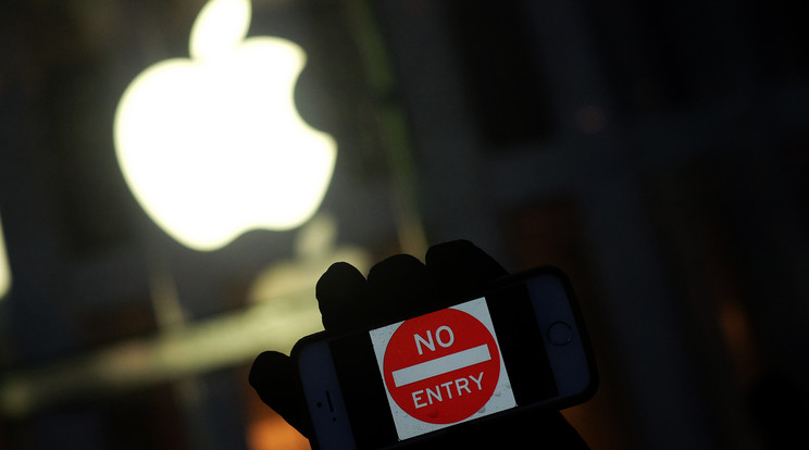 Az FBI szerint sikerült feltörniük a lövöldöző terrorista iPhone-ját /Fotó: AFP