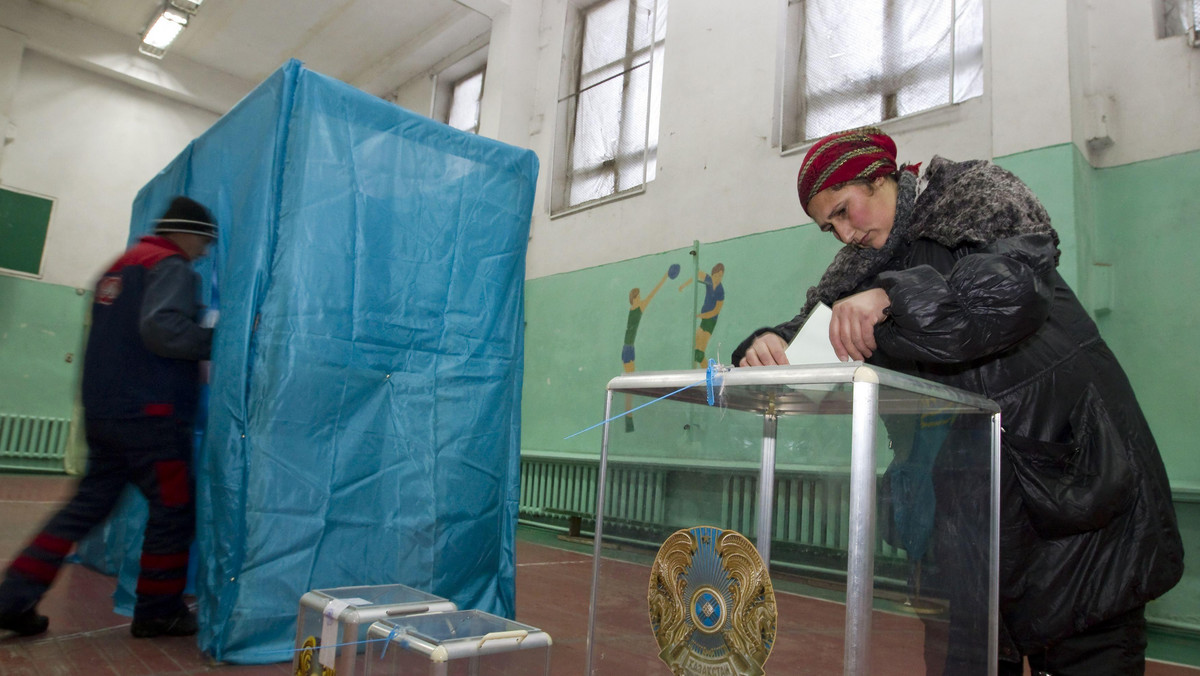 W Kazachstanie rozpoczęły się w niedzielę rano przedterminowe wybory parlamentarne. O przyspieszeniu głosowania o 6 miesięcy zdecydował w listopadzie rządzący krajem od epoki sowieckiej prezydent Nursułtan Nazarbajew.