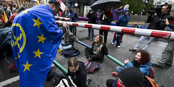 Aktywiści zablokowali jedną z głównych ulic w Brukseli. Interweniowała policja
