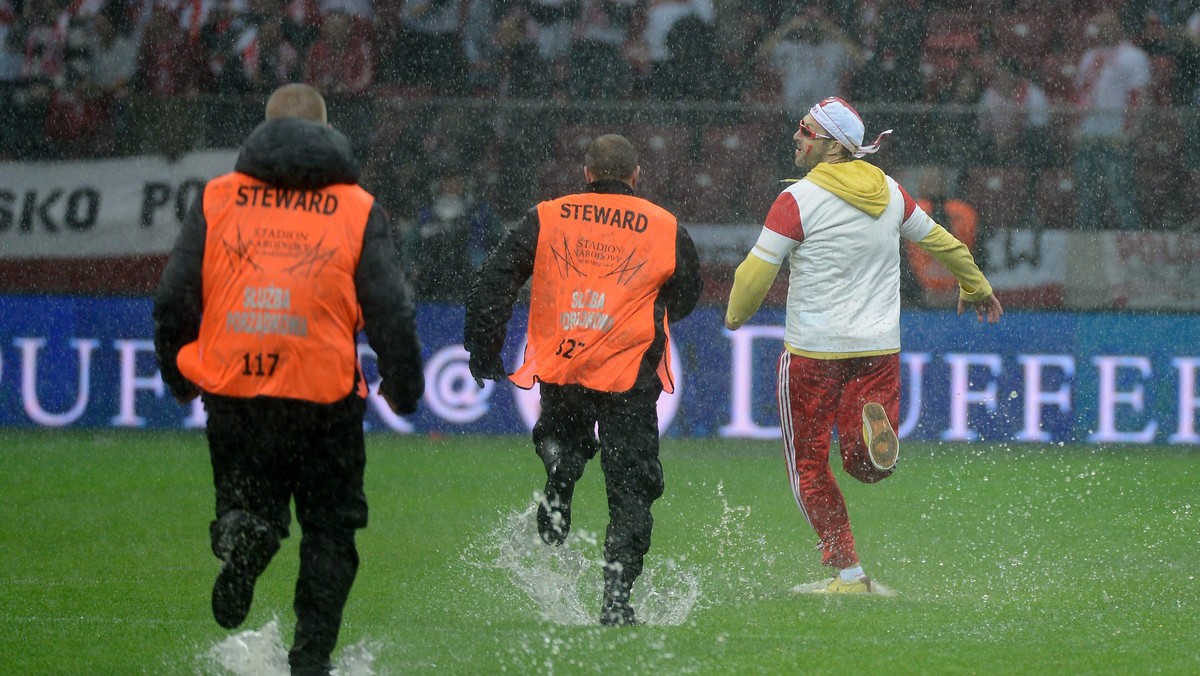 Rząd i opozycja spierają się, kto jest odpowiedzialny za wczorajszy skandal na Stadionie Narodowym w Warszawie. Zdaniem Ryszarda Czarneckiego z PiS, są to urzędnicy powołani przez rząd Donalda Tuska; politycy koalicji winą obarczają jednak PZPN.