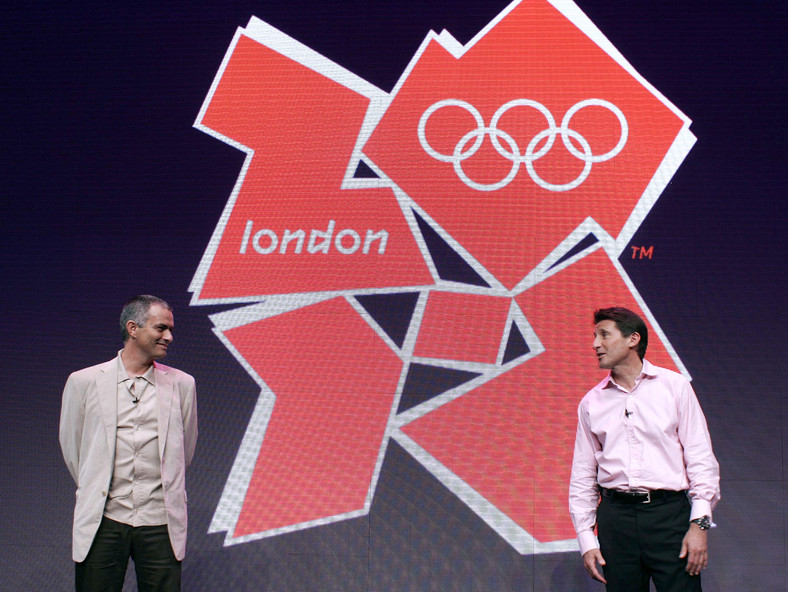 Jose Mourinho, manager klubu Chelsea Londyn, i Sebastian Coe, szef komitetu organizacyjnego londyńskich igrzysk, przed oficjalnym logo olimpiady 2012.