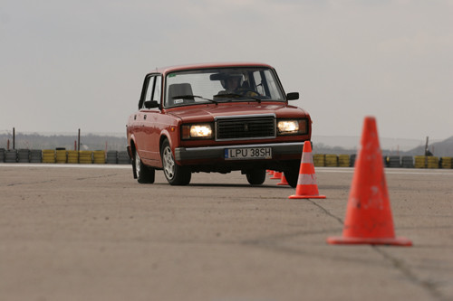 "Duży" Fiat 1.3 kontra Łada 2107 1.3 - Klasyki PRL-u w teście mistrza