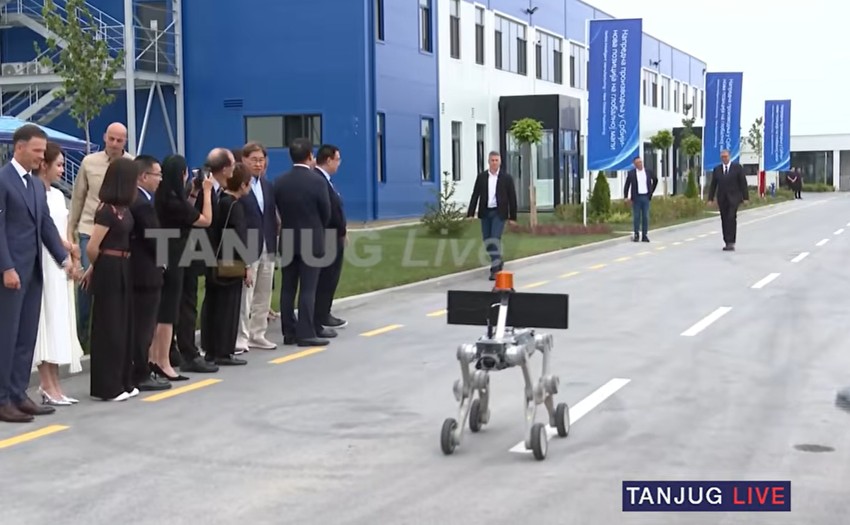 Aleksandar Vučić, fabrika robota