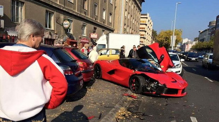 Alaposan összetörték a méregdrága kocsit/Fotó-Olvasónk