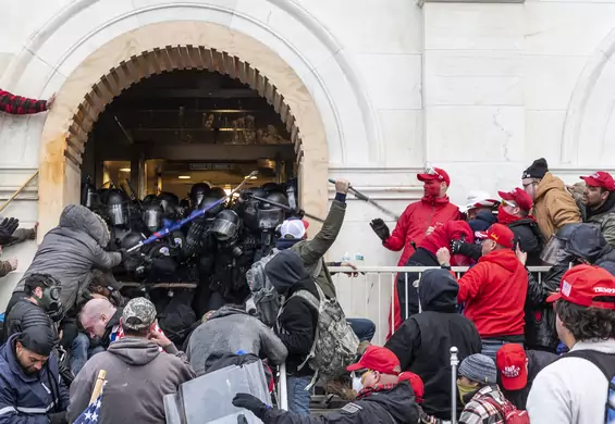 Ludzie tacy jak człowiek-bizon odwracają uwagę od sedna problemu. Na gniewie zarabiają bogaci