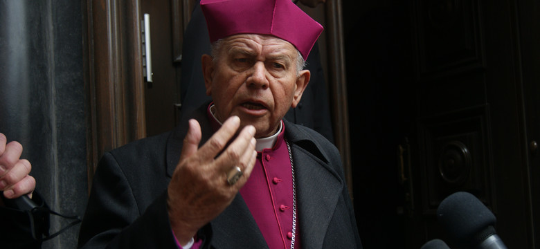 Biskup Napierała udzielił święceń. Nie zostaliśmy wpuszczeni do kaliskiej katedry, komentarza też nie uzyskaliśmy