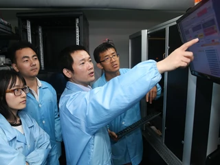 Chińskie firmy regularnie ogłaszają zdolność do produkcji coraz mniejszych układów scalonych wyposażonych z coraz cieńsze warstwy półprzewodników, nadal jednak pozostają w tyle za światowymi liderami – południowokoreańskim Samsungiem i tajwańskim TSMC. Osobną kwestią pozostaje wydajność produkcji, na której temat brakuje danych