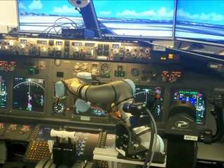 Robot laduje Boeingiem 737 
