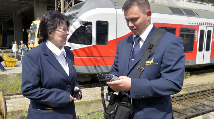 Testkamerát kapnak a MÁV jegykezelői / Fotó: MTI-Máthé Zoltán