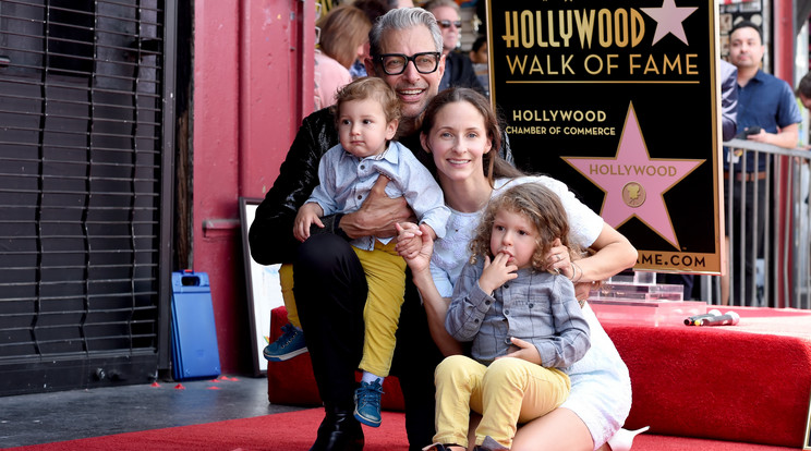 Jeff Goldblum színész 30 évvel fiatalabb feleségével és gyermekeikkel vette át a rangos
elismerést / Fotó: Northfoto