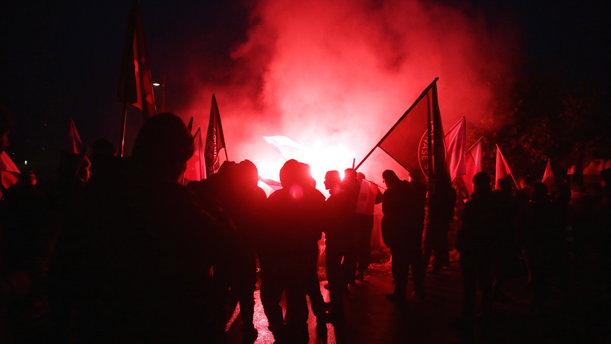 Szef MSWiA Mariusz Błaszczak poinformował, że w Marszu Niepodległości wzięło udział 75 tysięcy osób na Marszu Niepodległości. Zdaniem policji marsz KOD Niepodległości zgromadził 10 tys. Polaków. - Uroczystości Święta Niepodległości przebiegły bezpiecznie. To niewątpliwie zasługa policji - mówił Błaszczak. Minister żartował również z niewielkiej liczebności marszu KOD Niepodległości.