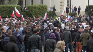 Manifestacje zwolenników i przeciwników przyjęcia uchodźców w Polsce. Poturbowany operator kamery Onetu