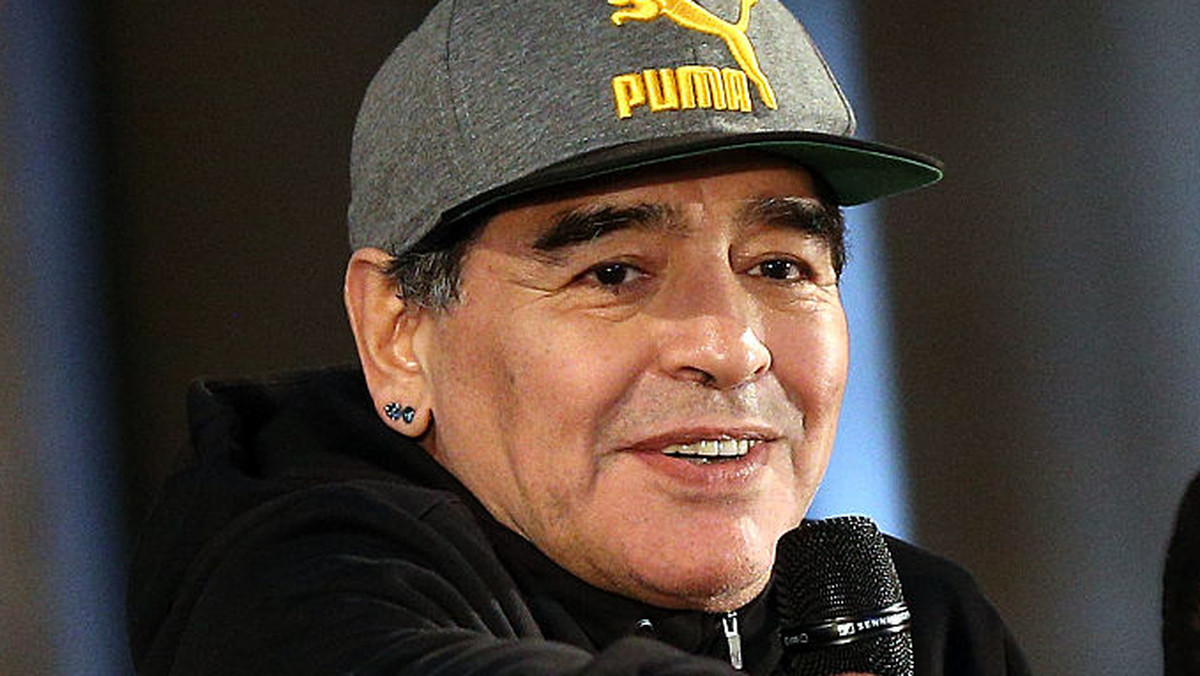 W znanej grze komputerowej Pro Evolution Soccer 2017 istnieje możliwość zagrania piłkarzami, którzy błyszczeli przed laty. Pojawia się między innymi Diego Maradona, który jednak nie wyraził na to zgody i teraz zamierza pozwać producentów gry.