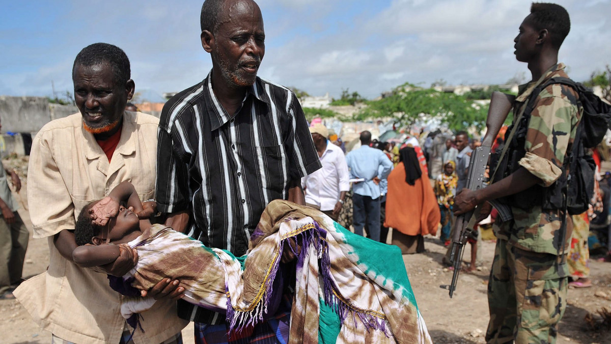 Do tragicznych wydarzeń dochodzi w Somalii, która jest trapiona wielką suszą, podobnie jak cały region. Siedem osób zginęło podczas starcia z siłami rządowymi w jednym z obozów dla uchodźców w Mogadiszu. Ludzie walczyli o jedzenie - informuje CNN.