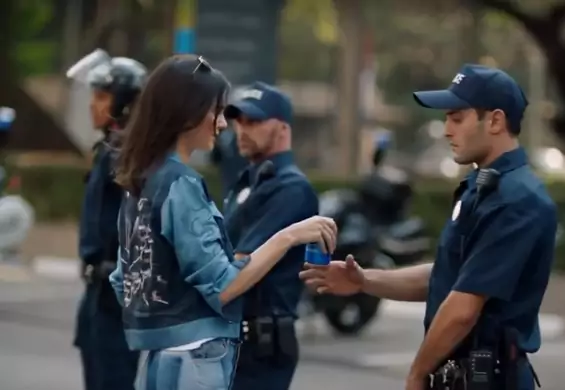 Sorry Pepsi, ale nie tak walczy się o prawa. Skandaliczna reklama z Kendall