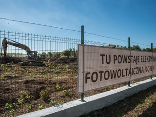 KGHM inwestuje w elektrownie fotowoltaiczne powstała już nowoczesna farma fotowoltaiczna w Legnicy, pierwsza w Polsce w technologii 4.0 (na zdjęciu w trakcie budowy). W budowie są zaś dwie kolejne: Piaskownica Obora (8 MW) i HMG (6,5 MW)