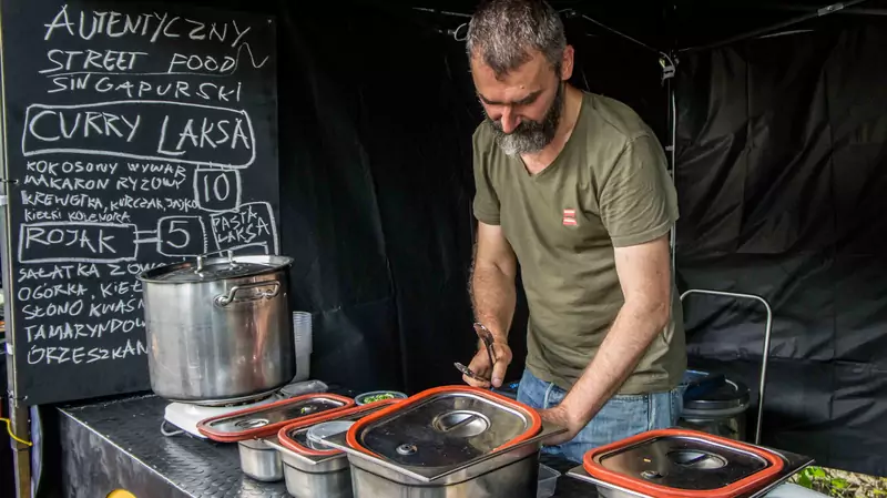 Marcin z Asian Food Foundation znowu nagotuje pysznej laksy