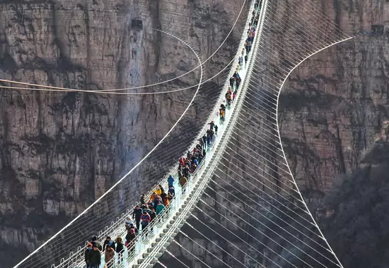 Otwarto najdłuższy szklany most na świecie. Atrakcja tylko dla odważnych turystów