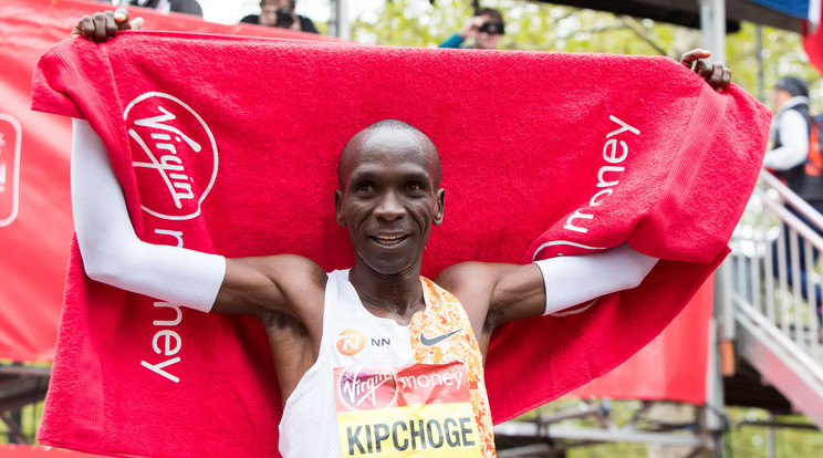 Eliud Kipchoge kenyai hosszútávfutó a világon elsőként teljesítette a maratoni távot 2 órán belül /Fotó: Northfoto