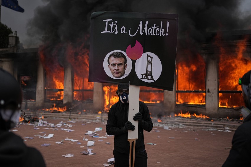 Slika Makrona i giljotine, protest u Lionu