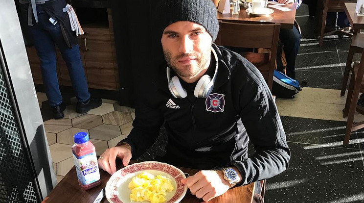 Nikolics ebéd közben az utazás előtt /Fotó: Instagram