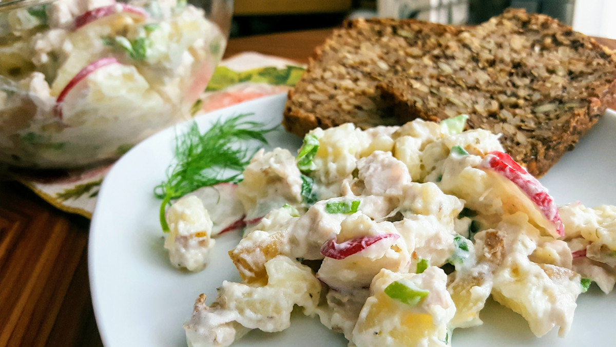 Sałatka z młodych ziemniaków i kawałków indyka to sycąca propozycja na lunch lub kolację. Dodatek chrupiącej rzodkiewki i dymki podkręcają smak oraz wygląd potrawy. Sałatka bardzo dobrze smakuje w towarzystwie pełnoziarnistego chleba. Warto wypróbować!