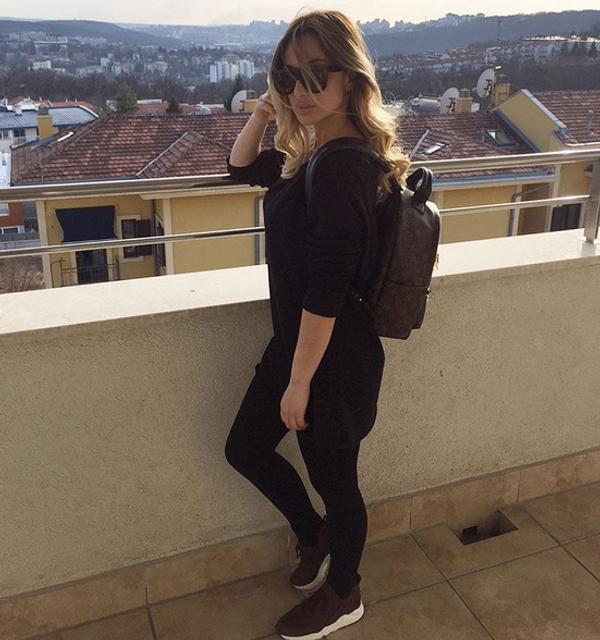 Maya Berović na terasi